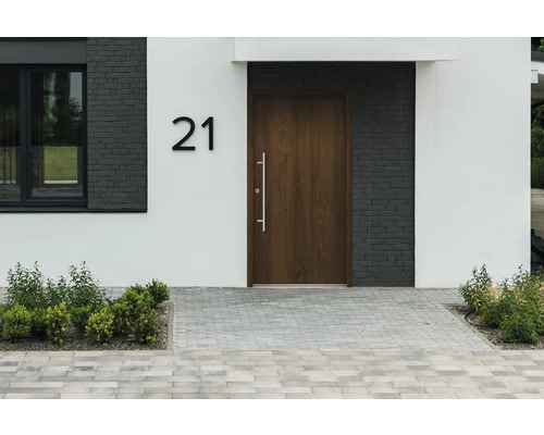 Fasáda domu s vchodovými dverami, číslo domu 21 a dláždená cesta