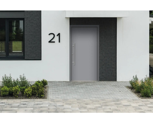 Fasáda domu s vchodovými dverami a číslom domu