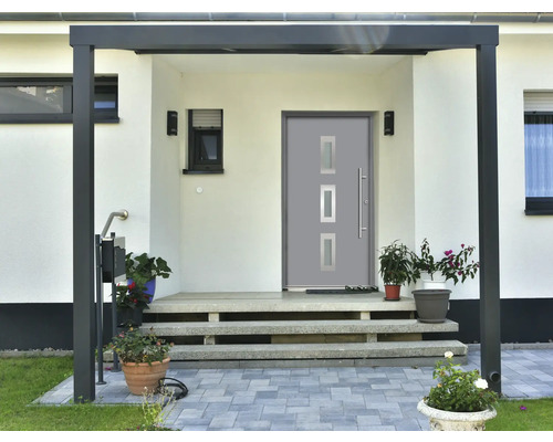 Vchodové dvere s prístreškom a schody ku vchodu