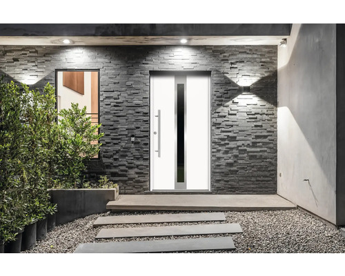 Vstupný priestor domu s vchodovými dverami, kamennou stenou a výsadbou