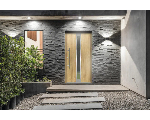 Vstupný priestor s vchodovými dverami, murivom a cestou z kamenných dosiek