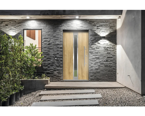 Vstupný priestor s vchodovými dverami, oknom, kamenným múrom a nášľapnými doskami