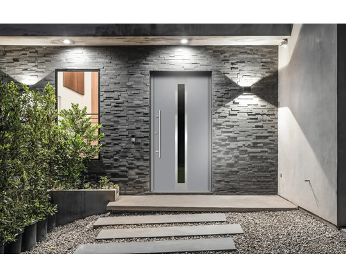 Moderná fasáda s vchodovými dverami, oknom a murivom z prírodného kameňa a osvetlením