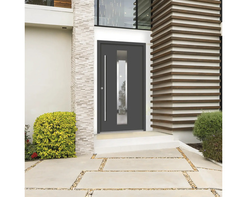 Moderné vchodové dvere so sklenenou vložkou a bočnou rukoväťou vo svetlom dome