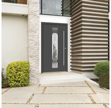 Moderné vchodové dvere so sklenenou vložkou a rovnou rukoväťou v domovej fasáde.