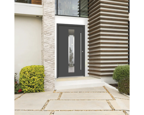 Moderné vchodové dvere so sklenenou vložkou a rovnou rukoväťou v domovej fasáde.