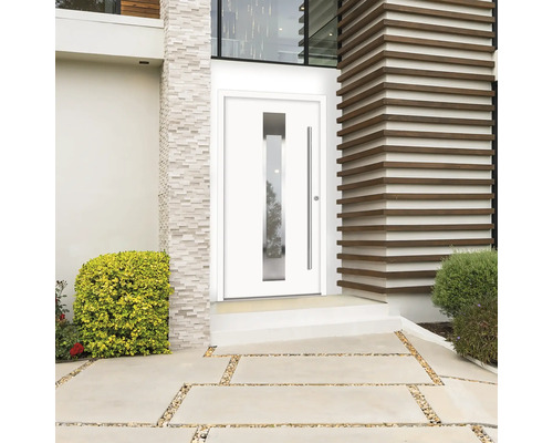 Moderné vchodové dvere so sklenenou výplňou a nerezovou kľučkou vo vstupnej hale