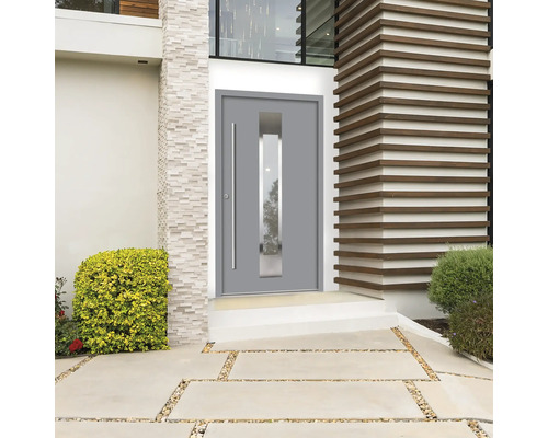 Sivé vchodové dvere so sklenenou vložkou v modernom dome