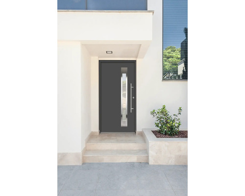 Moderné vchodové dvere so sklenenou vložkou a nerezovou kľučkou vo svetlej budove.