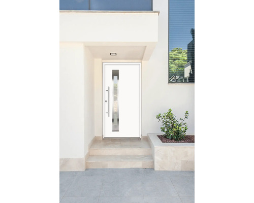 Biele vchodové dvere so sklenenou vložkou a nerezovou rukoväťou na obytnej budove.