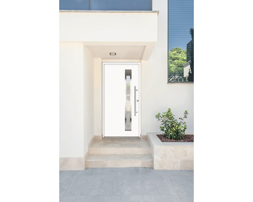 Moderné vchodové dvere so sklenenou vložkou a nerezovou kľučkou vo svetlom vstupnom priestore