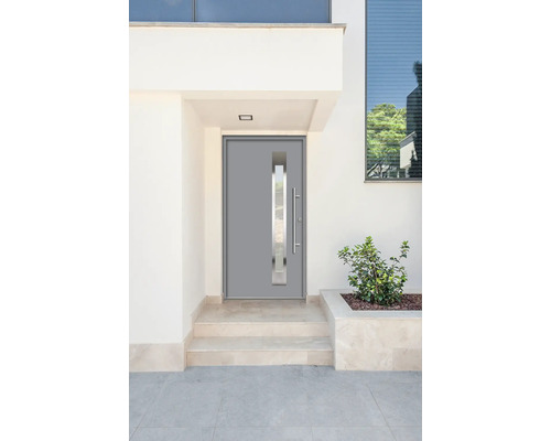 Moderné vchodové dvere so sklenenou vložkou a nerezovou rukoväťou