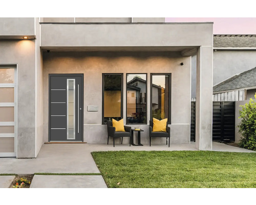 Moderná fasáda domu s vchodovými dverami, oknami a posedením na verande