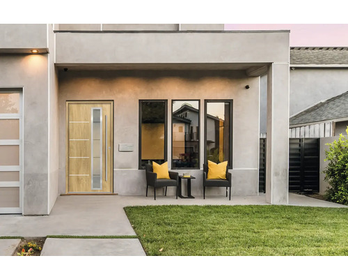 Fasáda domu s vchodovými dverami, oknami a vonkajším posedením