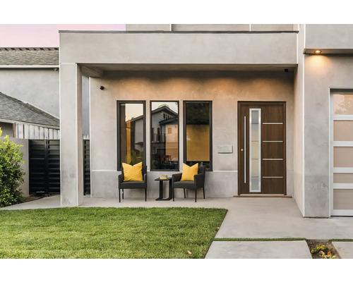 Fasáda domu s vchodovými dverami, oknami a vonkajším posedením