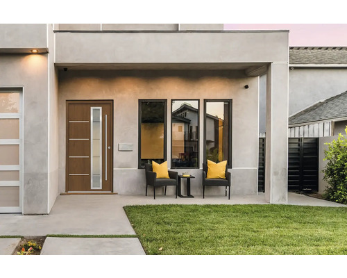 Fasáda domu s vchodovými dverami, oknami a vonkajším posedením