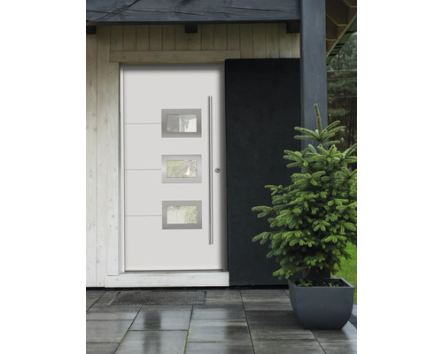 Biele vchodové dvere s tromi oknami a nerezovou kľučkou