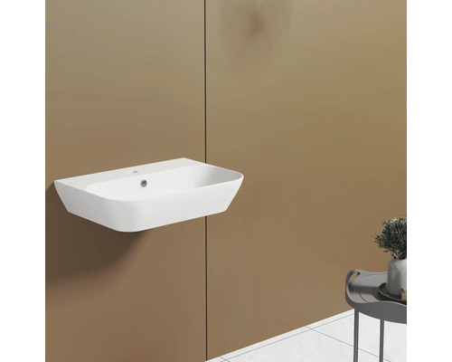 Biele umývadlo na dosku pre montáž na stenu v kúpeľni