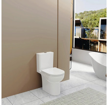 Biela stojaca toaleta v kúpeľni