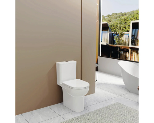 Biela stojaca toaleta v kúpeľni