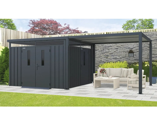 Záhradná scéna s domčekom na náradie a krytou terasou s posedením