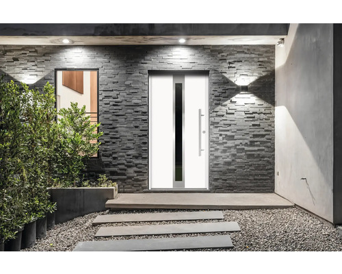 Vstupný priestor s vchodovými dverami, oknom a kamennou stenou