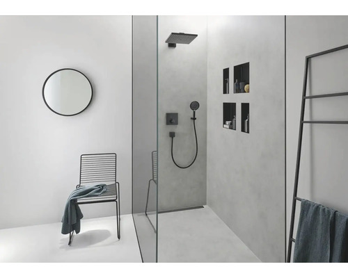 Moderná kúpeľňa so sprchou, zrkadlom, stoličkou a držiakom na uteráky