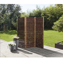 Záhradná scéna s trojdielnou zástenou z vŕby a dvoma osadenými kvetináčmi