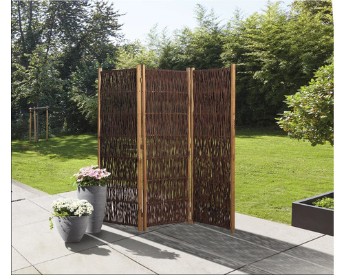 Záhradná scéna s trojdielnou zástenou z vŕby a dvoma osadenými kvetináčmi