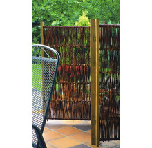 Prútená zástena s drevenými stĺpikmi na terase