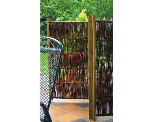 Prútená zástena s drevenými stĺpikmi na terase