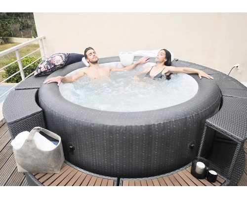 Pár relaxuje v nafukovacej vírivke na terase