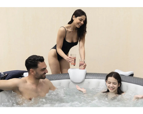 Rodina relaxuje v nafukovacej vírivke s držiakom nápojov