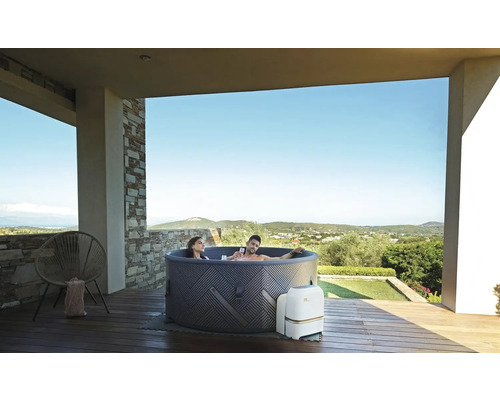 Nafukovacia vírivka s dvoma ľuďmi na terase s výhľadom