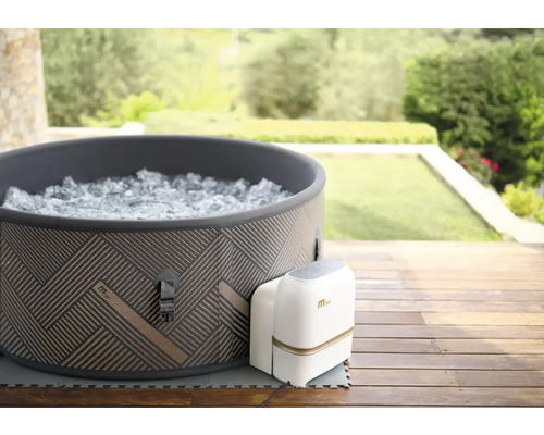 Nafukovacia okrúhla vírivka s príslušnou riadiacou jednotkou vonku.