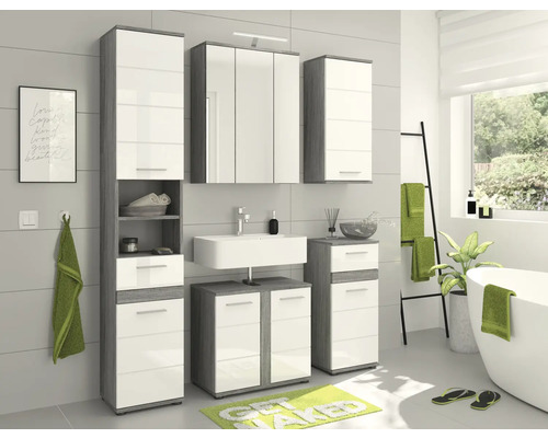 Moderná kúpeľňa s umývadlom, zrkadlovou skrinkou a vysokými skrinkami v šedej a bielej farbe