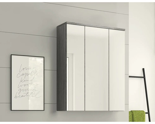 Kúpeľňová scéna so zrkadlovou skrinkou, dekoráciou a držiakom na uteráky