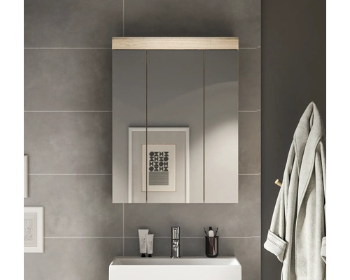 Kúpeľňa so zrkadlovou skrinkou nad umývadlom