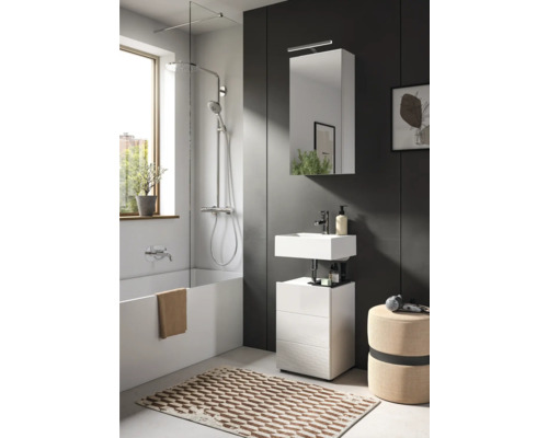 Kúpeľňa s vaňou, sprchovou zástenou, umývadlom, zrkadlovou skrinkou a kúpeľňovým kobercom