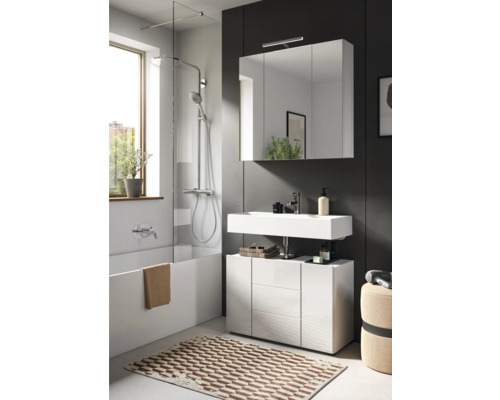 Kúpeľňa s vaňou, sprchovou zástenou, umývadlom, zrkadlovou skrinkou a kúpeľňovým kobercom