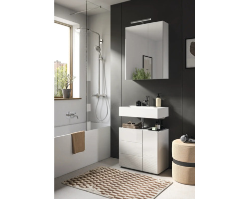 Kúpeľňa s vaňou, sprchovou batériou, umývadlom, zrkadlovou skrinkou a kúpeľňovým kobercom