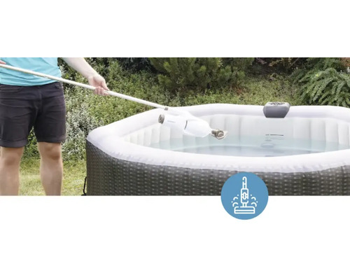 Osoba čistí nafukovací vírivku pomocou vysávača