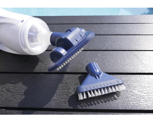 Bazénový vysávač s kefovým nástavcom na čistenie bazénov