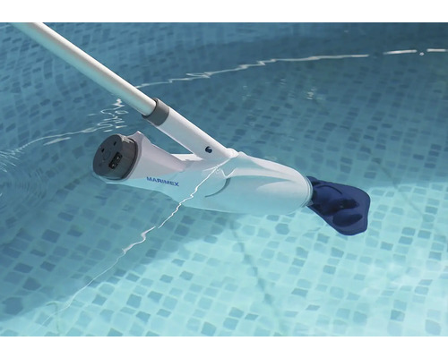 Čistič bazénov Marimex v bazéne
