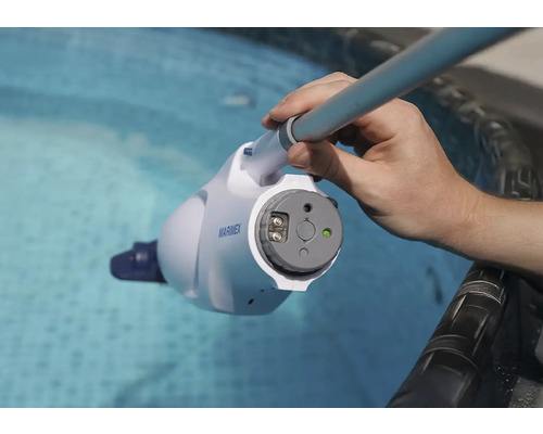 Robotický čistič bazénov Marimex v prevádzke na čistenie bazénov