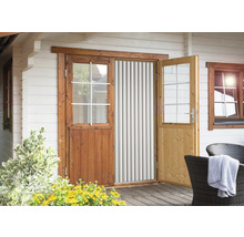 Drevený dom s dvojkrídlovými dverami a ochranou proti hmyzu