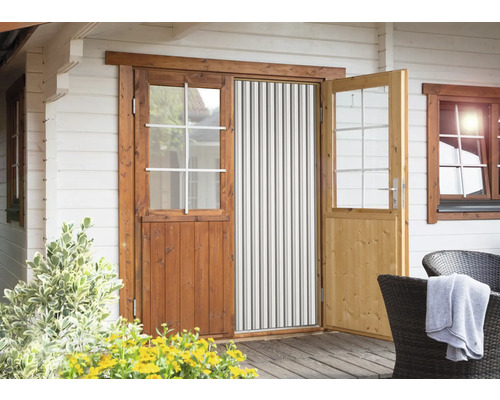 Drevený dom s dvojkrídlovými dverami a ochranou proti hmyzu