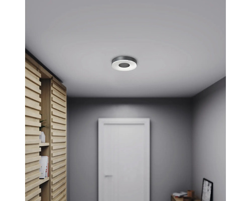 Stropné svietidlo v chodbe