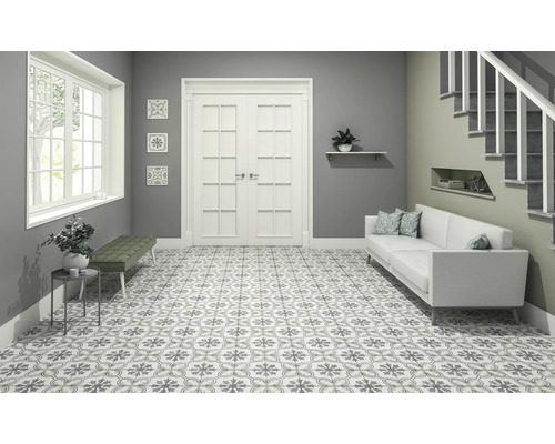 Svetlá chodba so vzorovanými dlaždicami, pohovkou a schodiskom