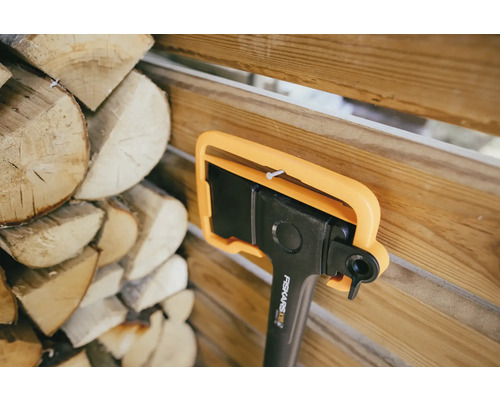 Štiepacia sekera Fiskars s polenami